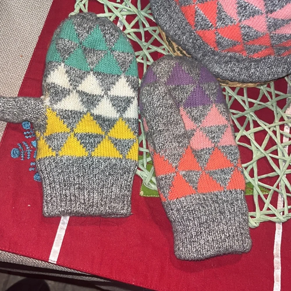 Gap Kids Grey with Multi Color Triangle Shape Hat and Mittens EUC